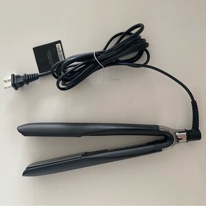 GHD Platinum+ straightening iron